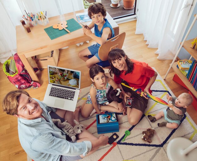 Portret van gelukkige familie in de kinderkamer