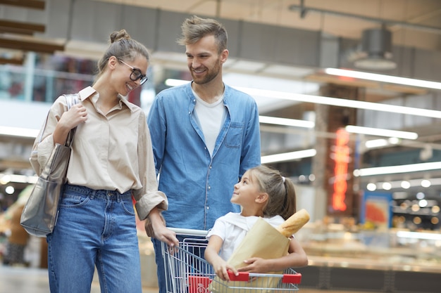 Portret van gelukkige familie in de supermarkt