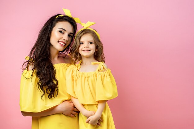 Portret van gelukkige familie in gele kleding met zonnebril