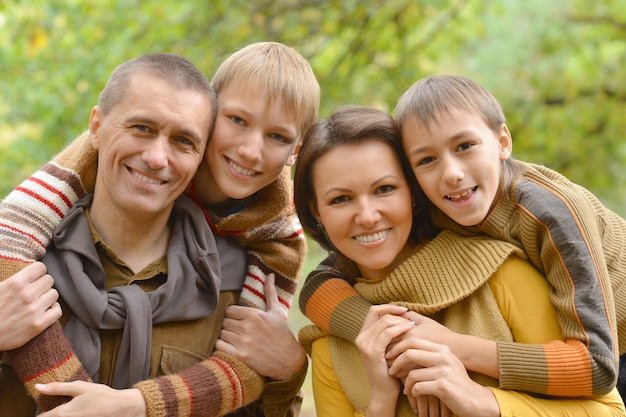 Foto portret van gelukkige familie in het park