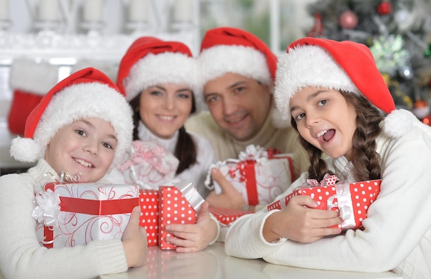 Portret van gelukkige familie in kerstmutsen die zich voorbereiden op Kerstmis