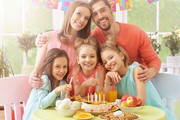 Portret van gelukkige familie met lekker eten thuis