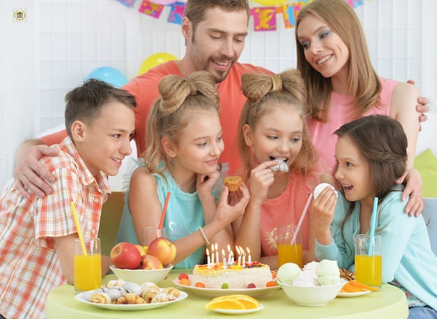 Portret van gelukkige familie met lekker eten thuis