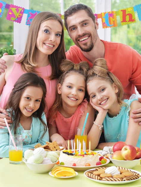 portret van gelukkige familie met lekker eten thuis