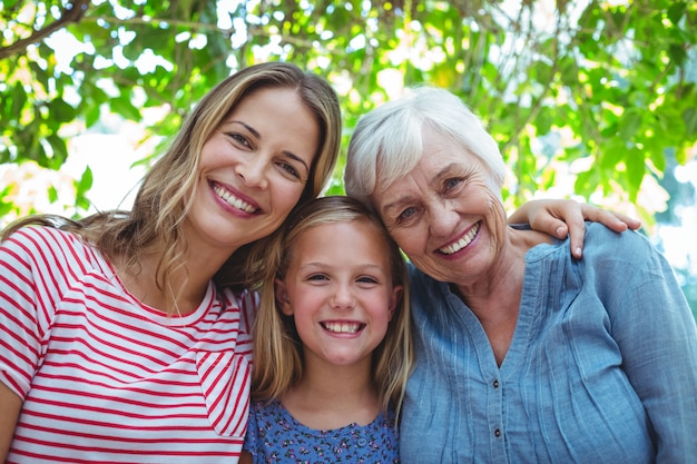 Portret van gelukkige familie met oma