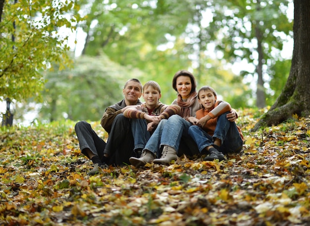 Portret van gelukkige familie ontspannen in herfst park