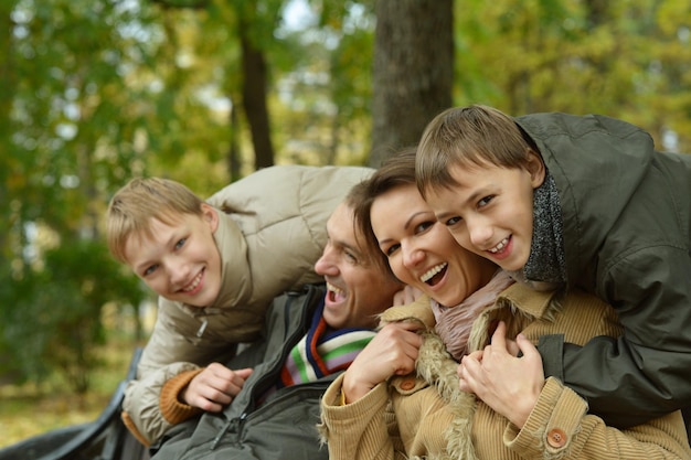 Foto portret van gelukkige familie ontspannen in herfst park