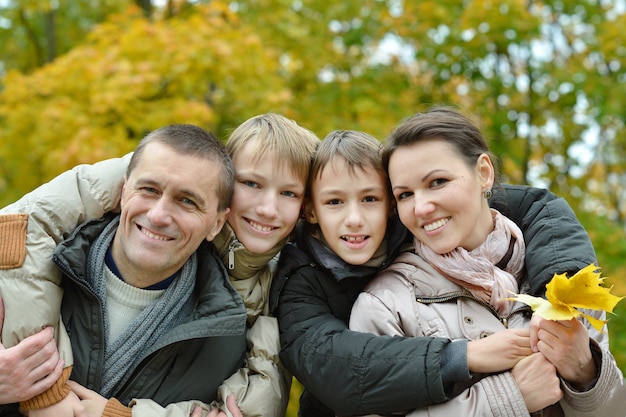 Portret van gelukkige familie ontspannen in herfst park