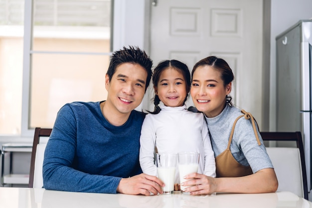 Portret van gelukkige familie poseren en consumptiemelk