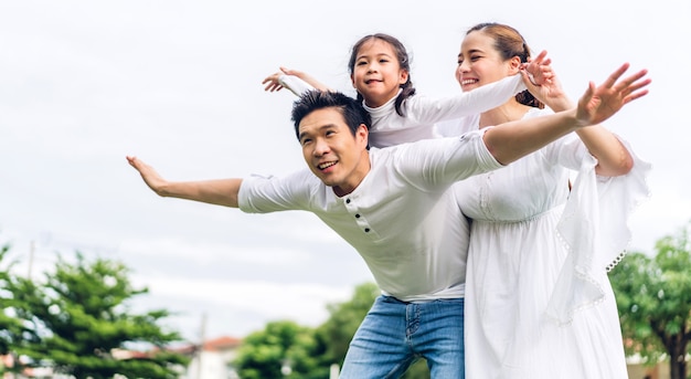 Portret van gelukkige familie spelen en plezier maken