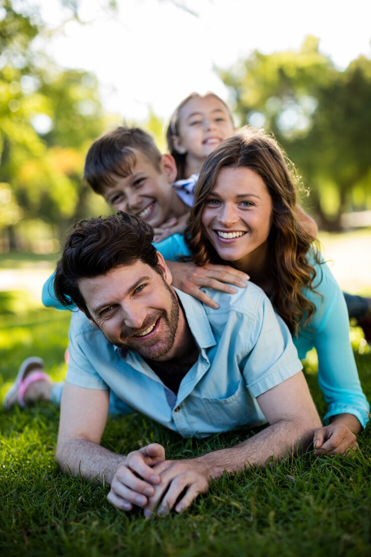 Foto portret van gelukkige familie spelen in park