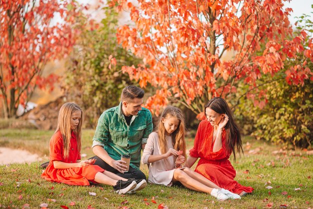 Portret van gelukkige familie van vier in de herfst