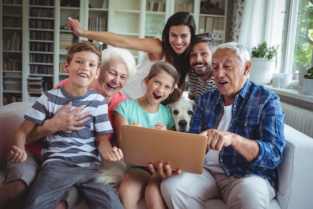 Foto portret van gelukkige gebruikende laptop