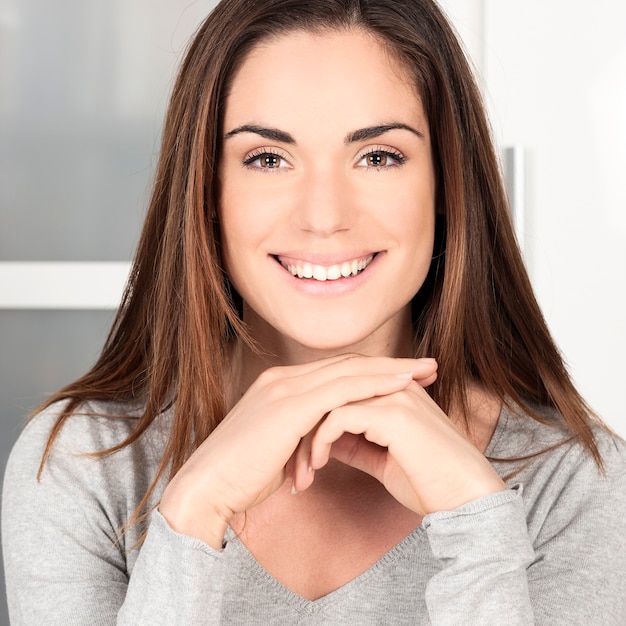 Portret van gelukkige glimlachende vrouw