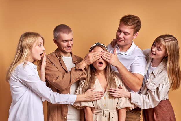 Portret van gelukkige groep Kaukasische jongeren die pret hebben