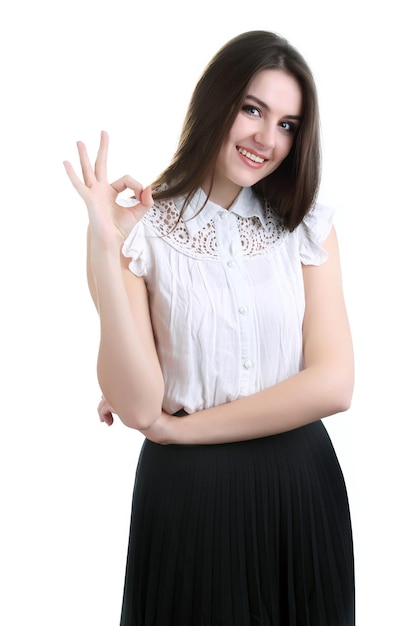 Portret van gelukkige jonge bedrijfsvrouw die op witte achtergrond wordt geïsoleerd