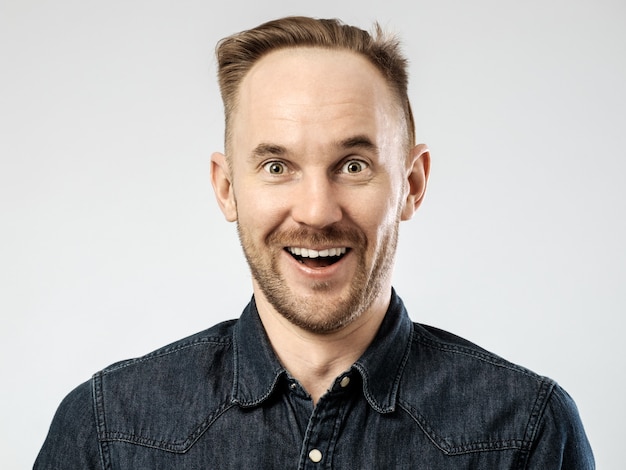Portret van gelukkige jonge knappe man