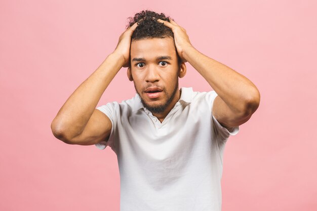 Portret van gelukkige jonge knappe tan-skinned mannelijke student met afro kapsel in casual glimlachen, op zoek in de camera met opgewonden gezichtsuitdrukking