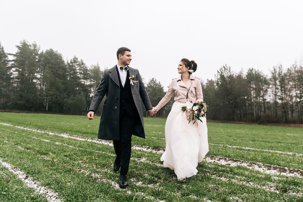 Portret van gelukkige jonge liefdevolle jonggehuwden op het veld