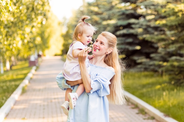 Portret van gelukkige jonge moeder met kleine schattige babydochter