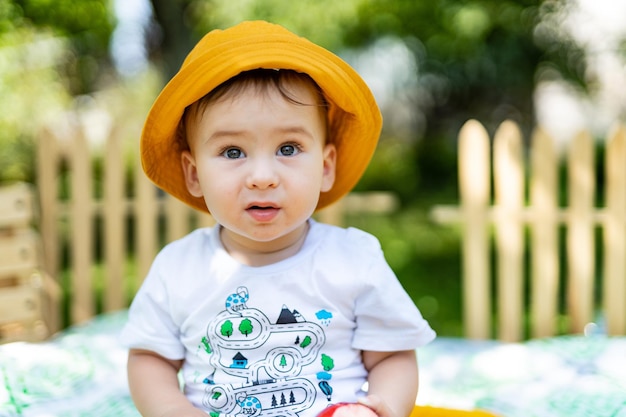 Portret van gelukkige kleine jongen leuke grappige jongen met onscherpe achtergrond