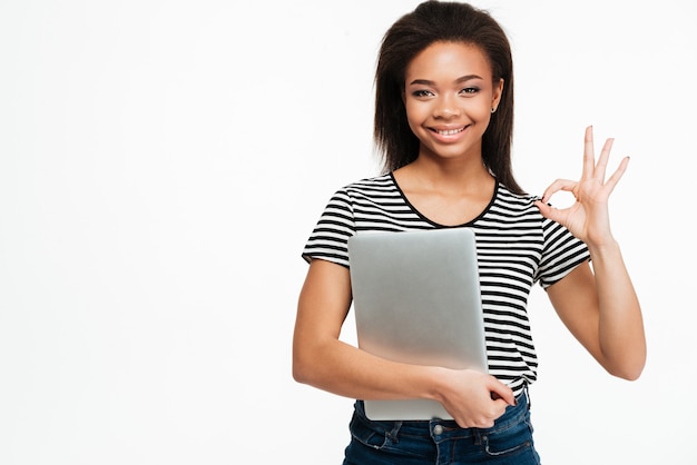 Portret van gelukkige laptop van de de vrouwenholding van de afro Amerikaanse tiener