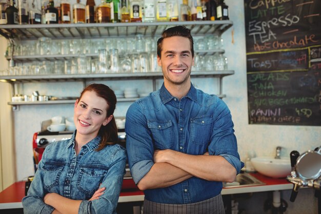 Portret van gelukkige medewerkers bij cafetaria