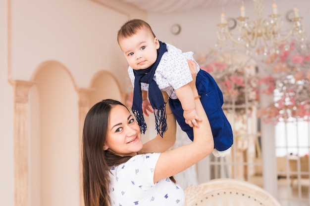 Portret van gelukkige moeder en baby binnenshuis