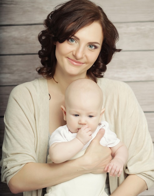 Portret van gelukkige moeder en baby