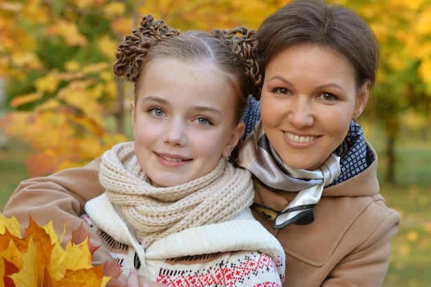 Portret van gelukkige moeder en dochter in de herfstpark