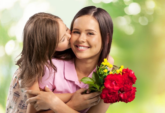 Portret van gelukkige moeder en dochter met bloemen