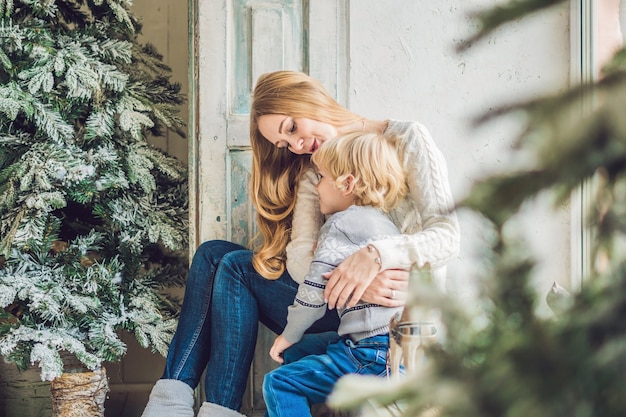 Portret van gelukkige moeder en schattige jongen vieren Kerstmis. Nieuwjaars vakantie