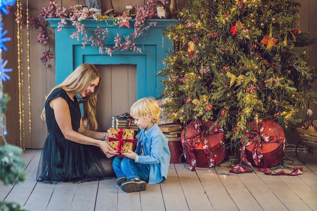 Portret van gelukkige moeder en schattige jongen vieren Kerstmis