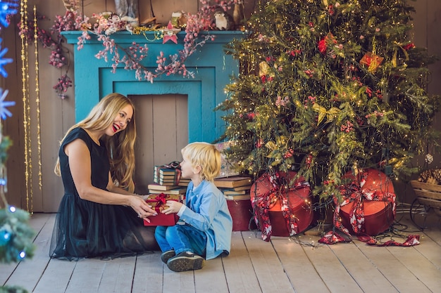 Portret van gelukkige moeder en schattige jongen vieren Kerstmis