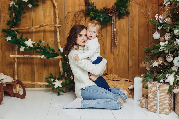 Portret van gelukkige moeder en zoon. Vrouw en babyjongen.