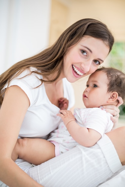 Portret van gelukkige moeder met baby