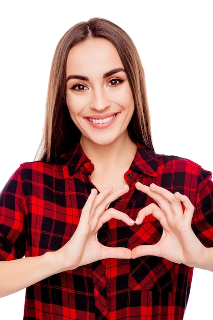 Portret van gelukkige mooie vrouw die hart met vingers maakt