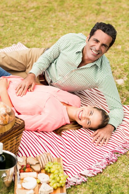 Portret van gelukkige paar ontspannen op een deken