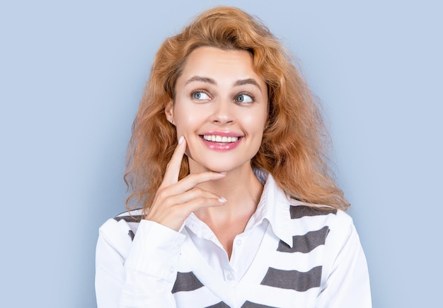 Portret van gelukkige roodharige vrouw geïsoleerd op grijze achtergrond portret van roodharige vrouw