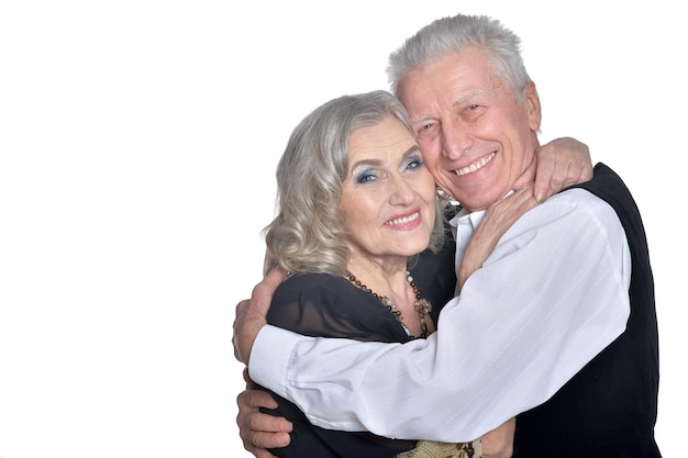 Portret van gelukkige senior paar knuffelen geïsoleerd op witte achtergrond