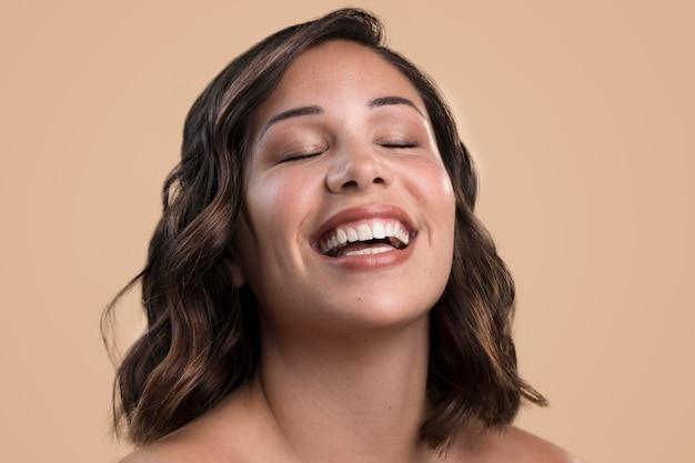 Foto portret van gelukkige smiley mooie vrouw