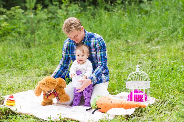 Portret van gelukkige vader en zijn schattige dochtertje in de natuur