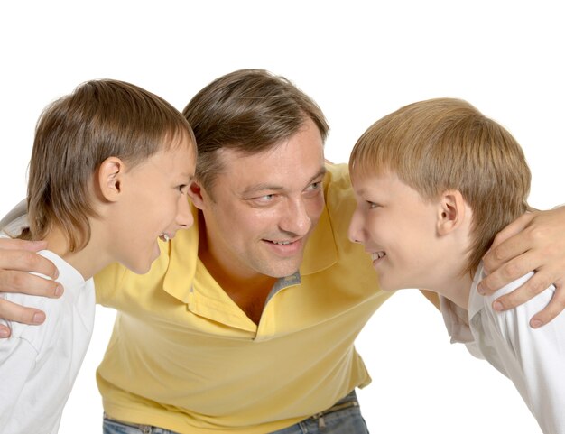 Portret van gelukkige vader en zonen. Geïsoleerd op wit