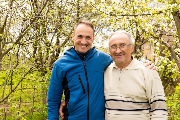 portret van gelukkige vader en zoon, die qua uiterlijk op elkaar lijken