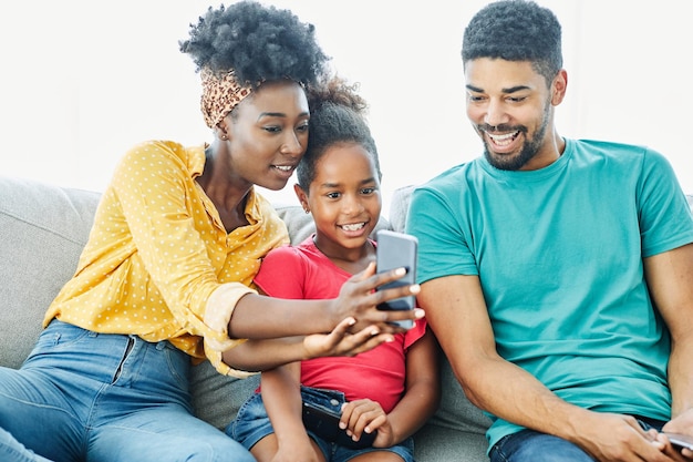 Portret van gelukkige vrienden die op een mobiele telefoon zitten