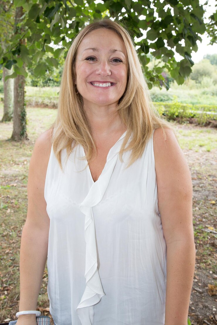 Foto portret van gelukkige vrolijk glimlachende jonge mooie blonde vrouw