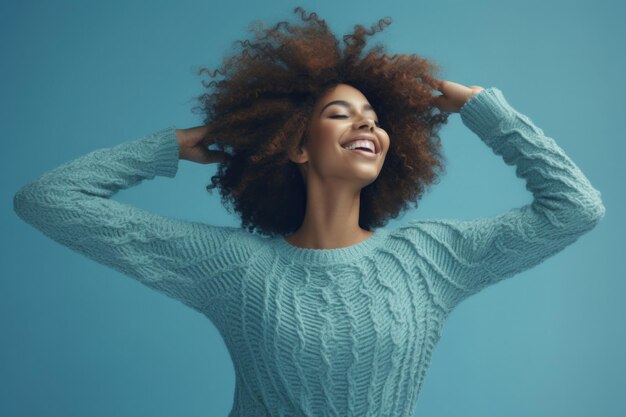 Portret Van Gelukkige Vrolijke Dansende Jonge Mulat Vrouw Op Copyspace Meisje Plezier