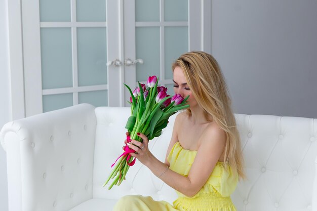 Portret van gelukkige vrouw met tulpenboeket maart internationale vrouwendag