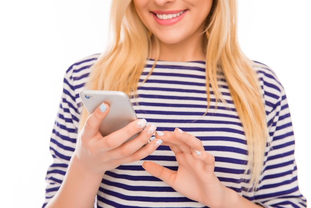 Portret van gelukkige vrouw sms typen op haar smartphone close-up