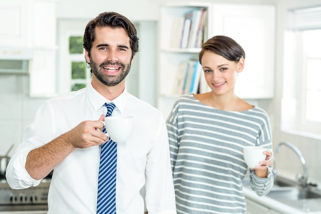 Portret van gelukkige zakenman en vrouw met koffie